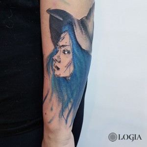 Tatuaje bruja sketch en el brazo Dani Bastos